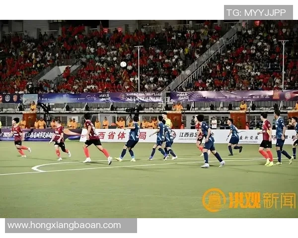 足球明星激情时刻向观众席抛球衣 激起现场球迷热烈欢呼与互动 足球明星激情时刻向观众席抛球衣 激起现场球迷热烈欢呼与互动