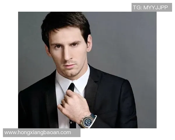 足球巨星戴墨镜潇洒亮相尽显时尚魅力与球场之外的独特风采