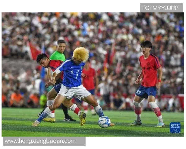 足球网红小哥与球星对比 谁才是场上真正的焦点